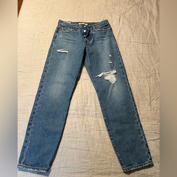 Levi’s Wedgie - Picture 4 of 4